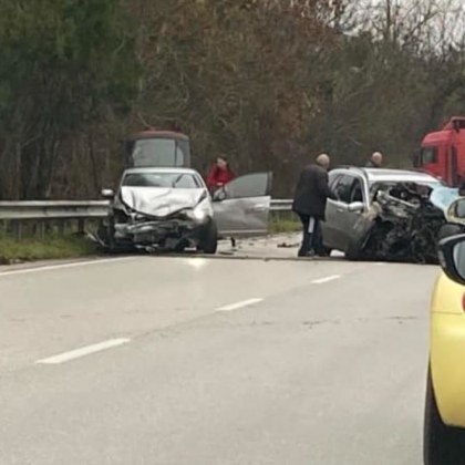 Тежка катастрофа стана днес в Ловешко Най малко два леки автомобила