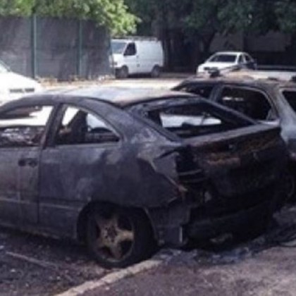 Две коли бяха подпалени през изминалата нощ в столичния квартал