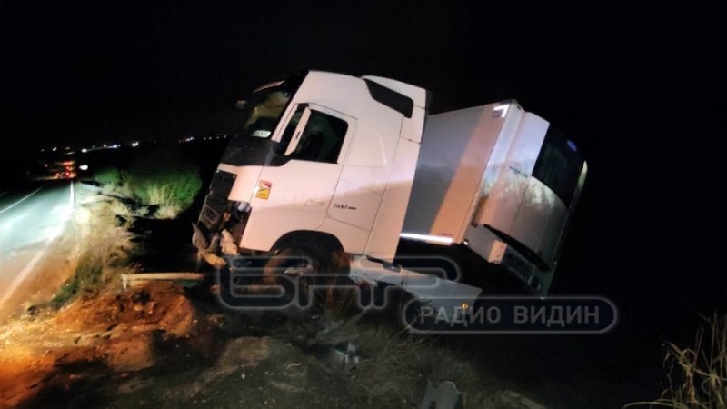 Катастрофирал ТИР спира движението по международния път Е-79 край Видин.