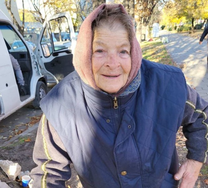 Баба от Асеновградско пътува на стоп, посреща зимата на студено