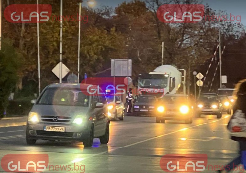 Пътен инцидент е станал в Пловдив, научи GlasNews.bg.Катастрофата с бетоновоз