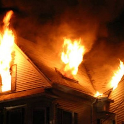 Къща изгоря до основи в град Крън Казанлъшко Два противопожарни автомобила се