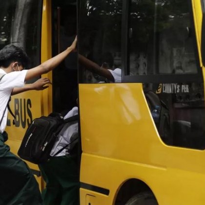 Автобус превозващ ученици ги оставя на пътя за да отиде
