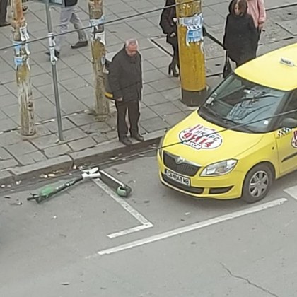 Таксиметров автомобил удари тротинетка за споделено пътуване в София За