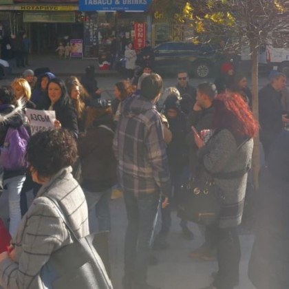 Протестиращи граждани с плакати да се спре насилието над животни