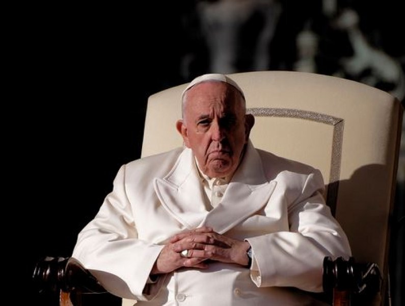 Откриха мъртвец под прозорците на папата