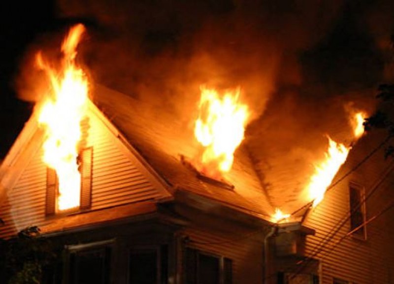 Къща изгоря до основи в град Крън, Казанлъшко. Два противопожарни автомобила се