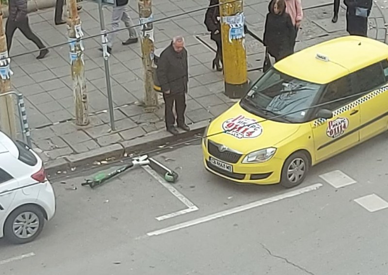 Таксиметров автомобил удари тротинетка за споделено пътуване в София. За