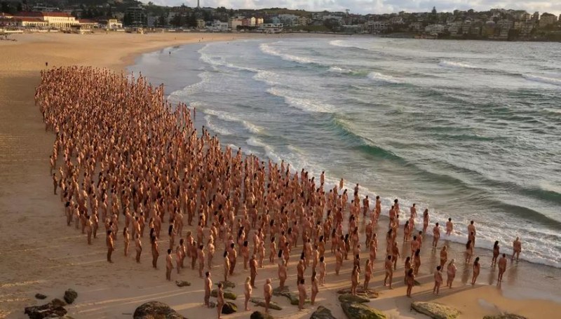 Хиляди се съблякоха голи за масова фотосесия на плаж СНИМКИ+ВИДЕО