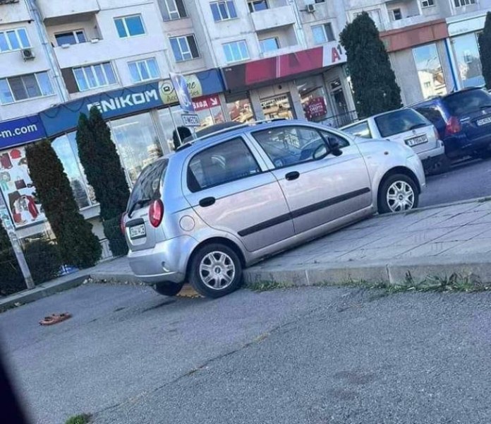 Лека кола е паркирана по странен начин в София. Снимка
