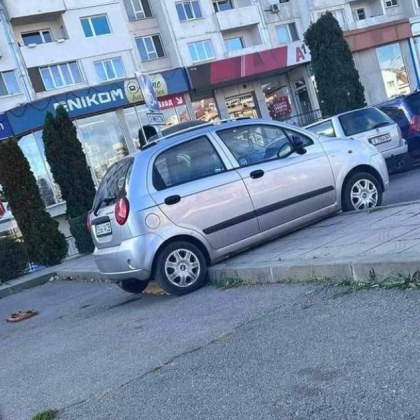 Лека кола е паркирана по странен начин в София Снимка