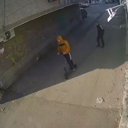 Апаш запали цигара и подкара чужда тротинетка, издирват го  СНИМКИ