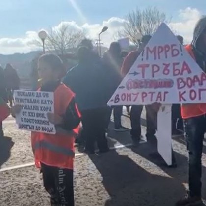 Жители на Омуртаг блокираха движението по пътя София Варна при