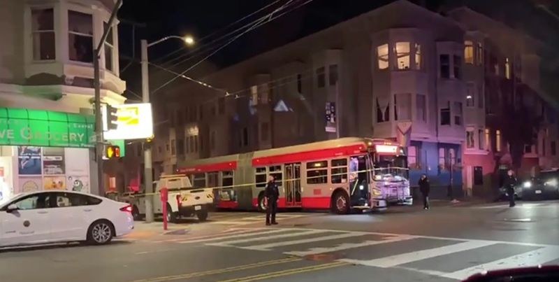 Мъж открадна градски автобус и предизвика катастрофа с 10 коли