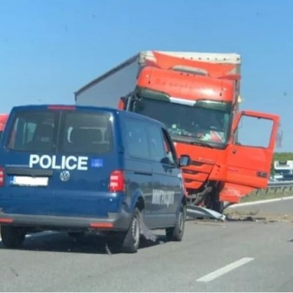 Камион удари полицейски патрулен автомобил на автомагистрала Хемус Инцидентът е