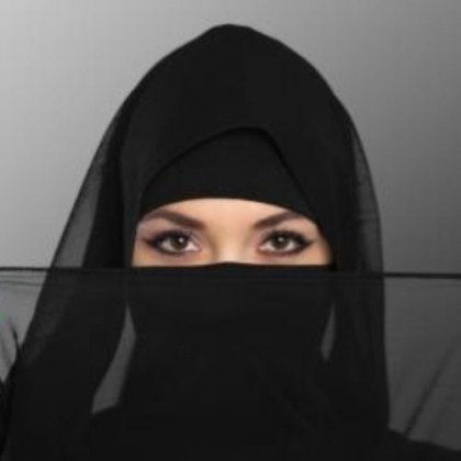Чиновник в иранска банка който обслужил жена без хиджаб бе