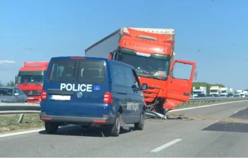 Камион удари полицейски патрулен автомобил на автомагистрала Хемус“. Инцидентът е