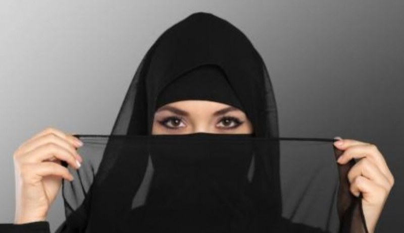 Уволниха ирански чиновник, обслужил жена без хиджаб