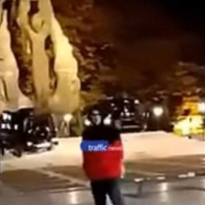 Задържаха мъжете, подкарали джипове по паметника на Съединението