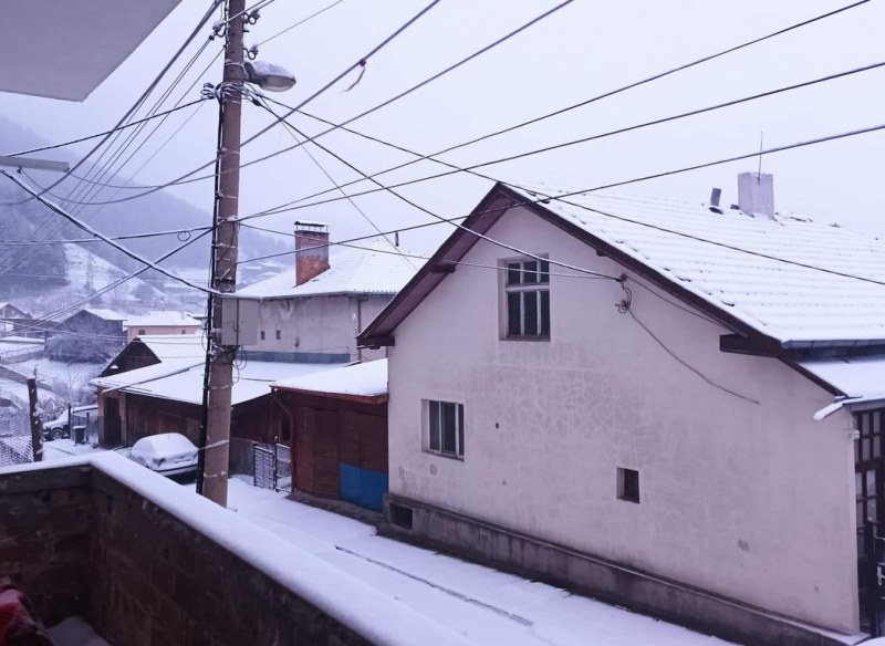 Снежна приказка! Села в Родопите побеляха СНИМКИ