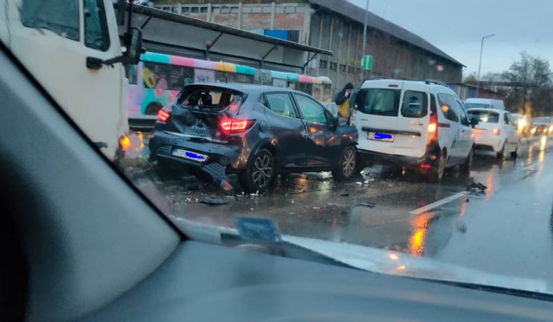 Верижна катастрофа в София! Блъснаха се три коли СНИМКИ