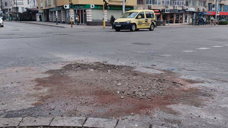 Запълниха дупка на софийско кръстовище с чакъл, няма пари за асфалт СНИМКИ