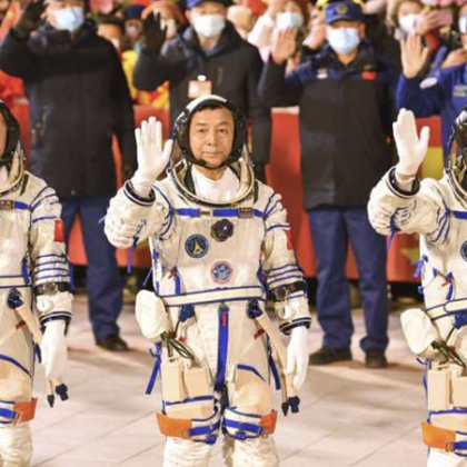 Китай изстреля астронавти на космическата станция 