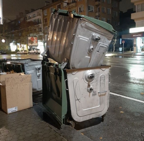 Арт казани в София! За хвърляне на боклука от 2-рия етаж ли са? СНИМКА