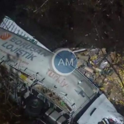 Камион с българска регистрация падна от мост, шофьорът загина