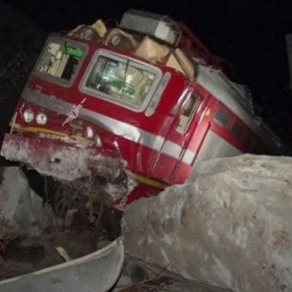 Пострадалият машинист на пътническия влак който се удари в паднала