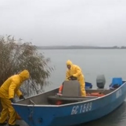 Издирването на изчезналите рибари в Мандренското езеро днес ще бъде