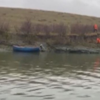 Продължава издирването на двамата рибари изчезнали в езеро Мандра край