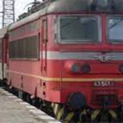 Пътническият влак София Бургас се удари в паднала скала на Подбалканската линия край Розино