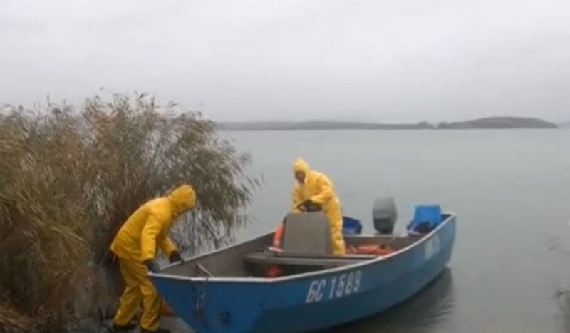 Спасителните екипи тръгват по нова следа в търсенето на рибарите