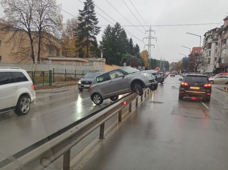 Странен инцидент в София. Кола се качи на мантинелата СНИМКИ