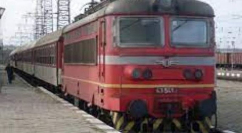 Влак се блъсна в скала в Пловдивско, има ранен