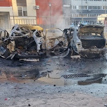 Във Волгоград Русия кола Шкода се взриви на паркинг  Видеото