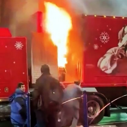 В Букурещ изгоря известният червен камион от рекламата на Coca Cola  Автовлакът