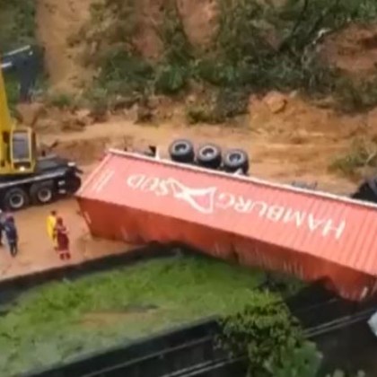 Свлачище се срути върху магистрала в Южна Бразилия поне двама души