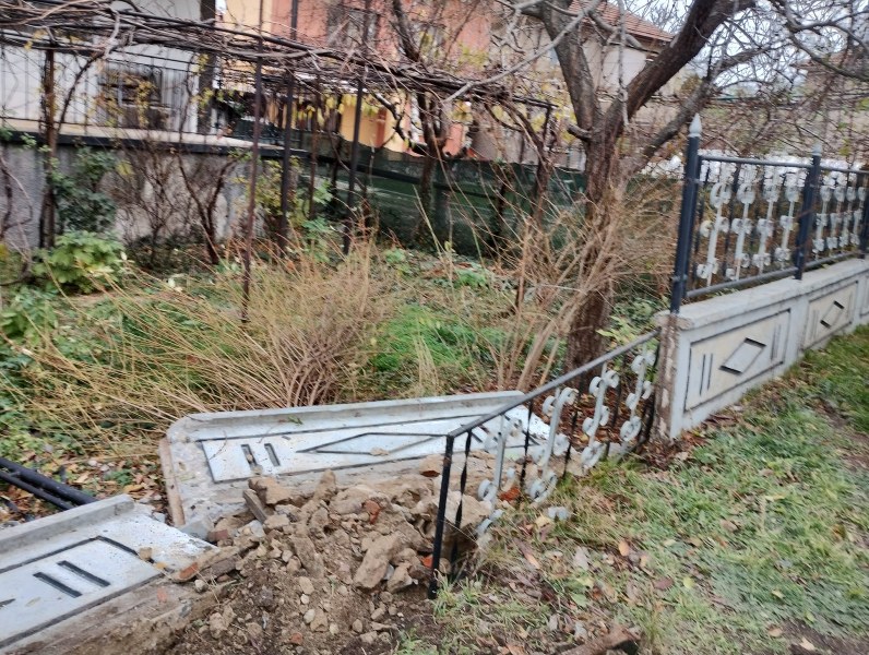 Млада шофьорка отнесе ограда на къща. Свекърът обеща да я възстанови СНИМКИ