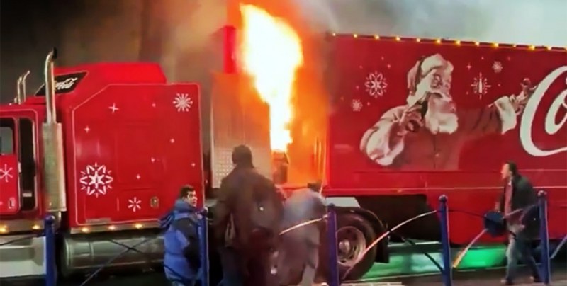 В Букурещ изгоря известният червен камион от рекламата на Coca-Cola. Автовлакът