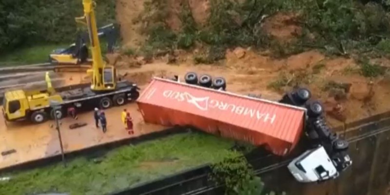 Свлачище се срути върху магистрала в Бразилия, има жертви ВИДЕО