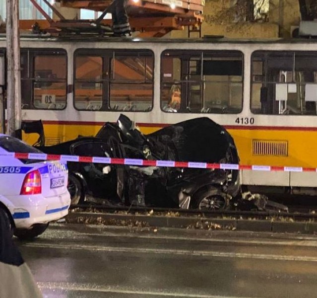 Катастрофа между трамвай и кола е тази нощ в София.От