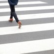 Жена на пешеходна пътека: Първата кола спира, следващите изпреварват