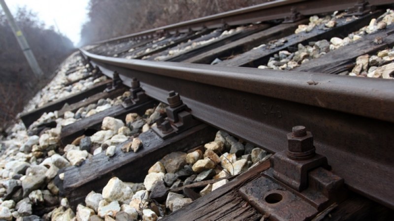 15-годишно момче падна от влак и се озова под него