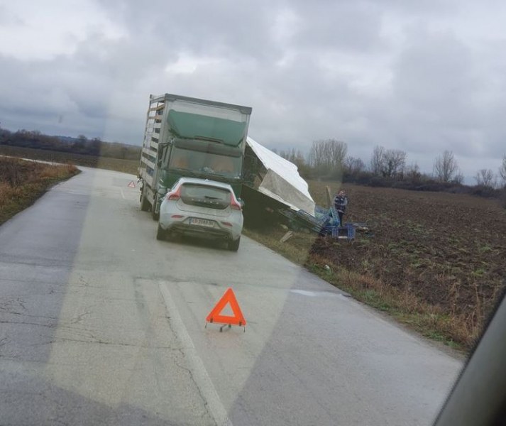 Камион катастрофира край Горна Оряховица. Тежкотоварното превозно средство се е