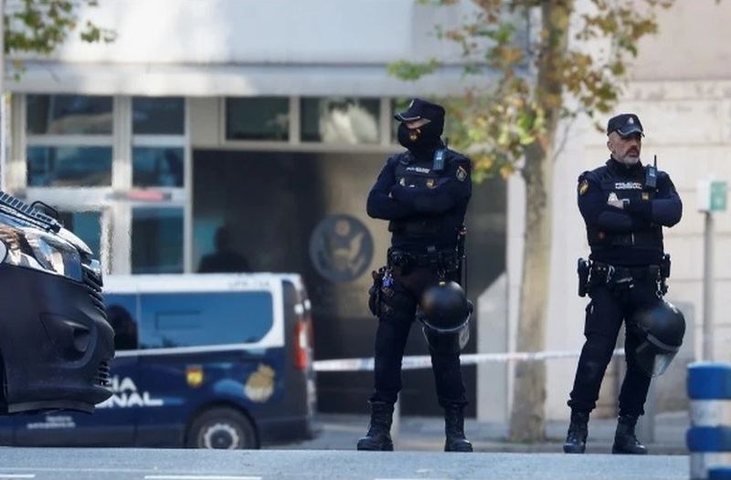 Мадридската полиция отново отцепи района около украинското посолство
