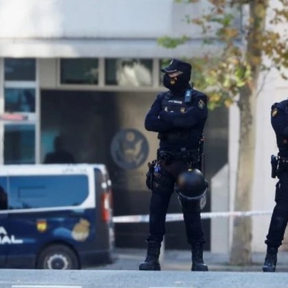 Мадридската полиция отново е отцепила района около украинското посолство съобщават