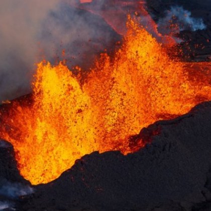 Най големият вулкан в света изля реки от лава в сряда