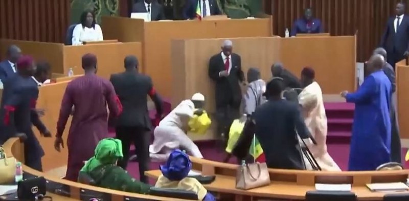 Шамар в парламента! Депутати се биха в Сенегал ВИДЕО